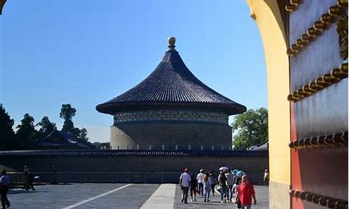 北京天坛的回音壁是一道圆形围墙,直径约为