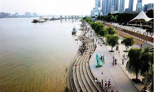 武汉汉口江滩公园一家三口雕塑,脚气属于湿